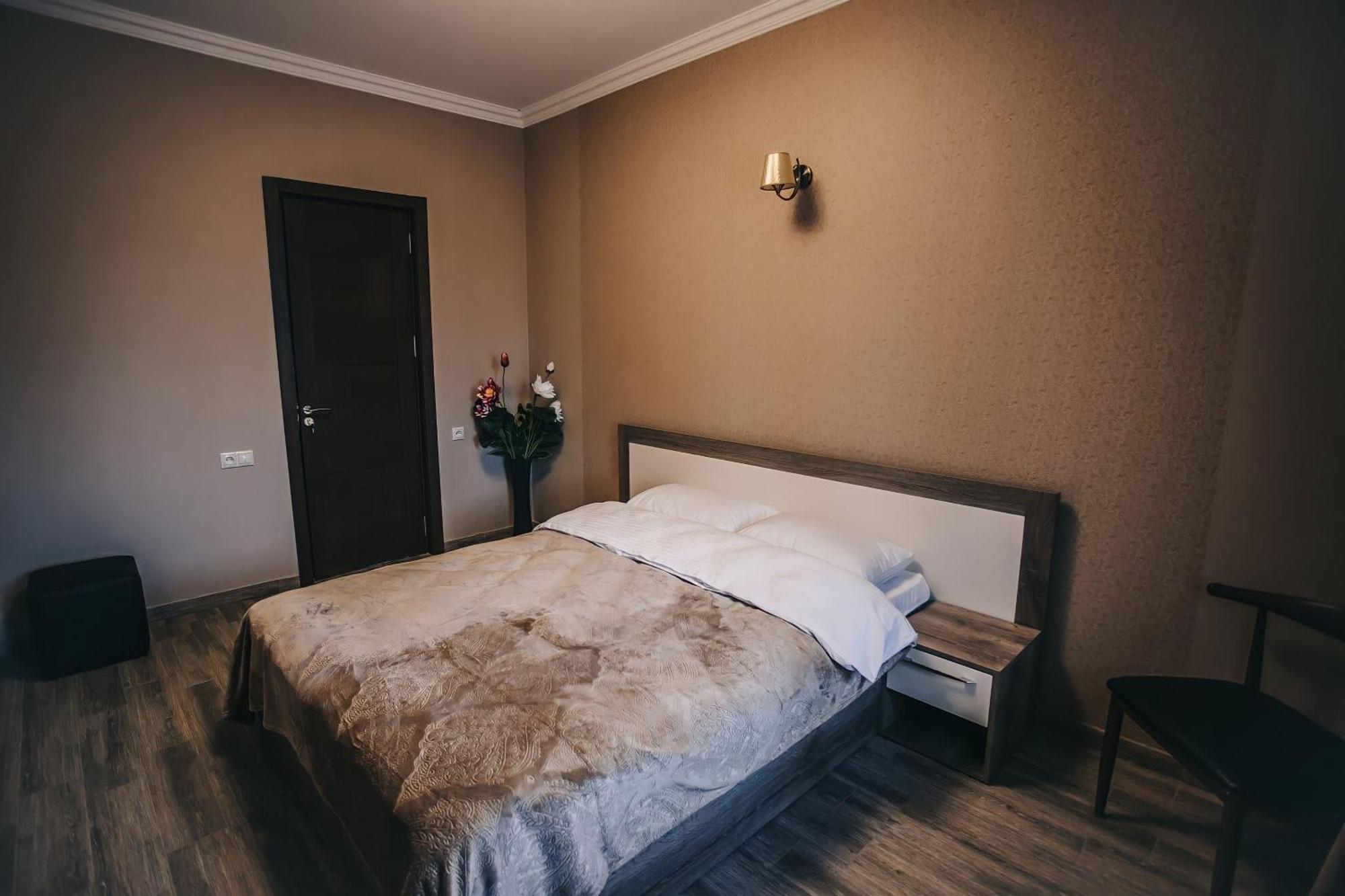 7 Rooms Hotel Tserovani Ngoại thất bức ảnh